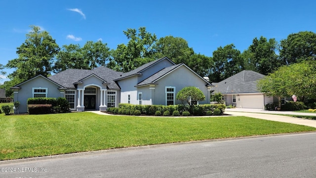 view of front facade featuring a garage and a front yard