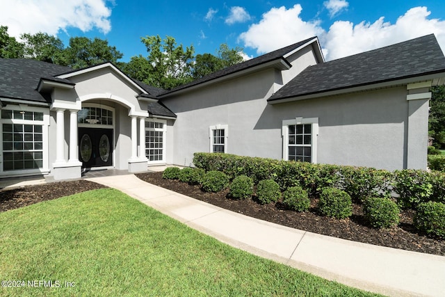 view of front of house featuring a front lawn