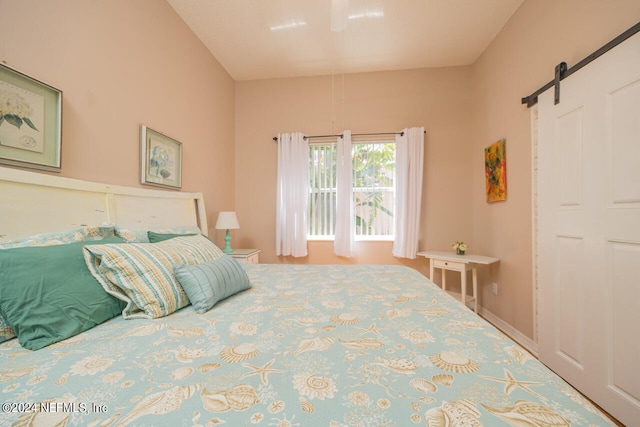 bedroom featuring a barn door