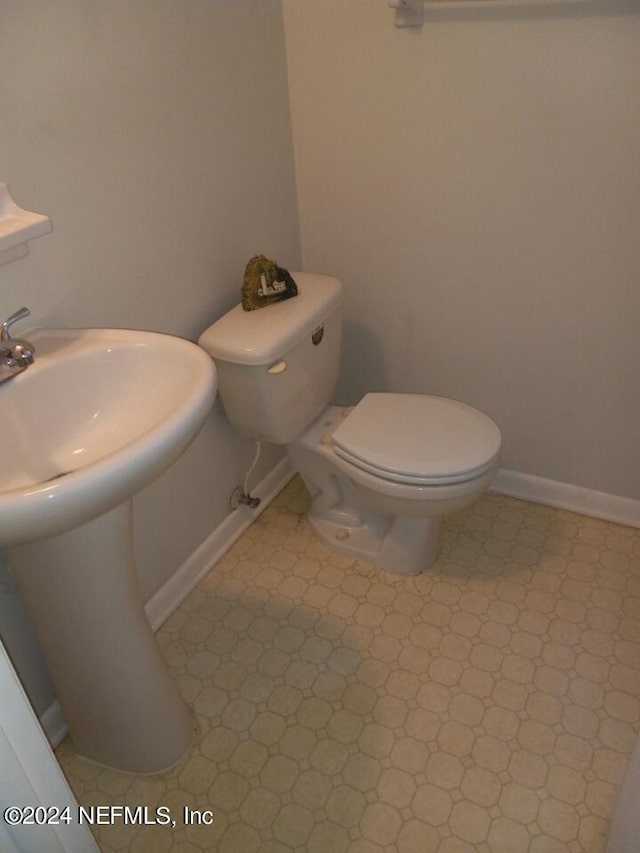 bathroom featuring toilet and sink