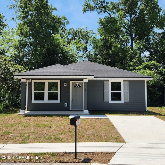 view of front of property featuring a front yard