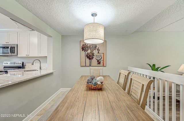 8550 A1A Unit 12122, Saint Augustine, FL 32080 - dining space with sink and a textured ceiling