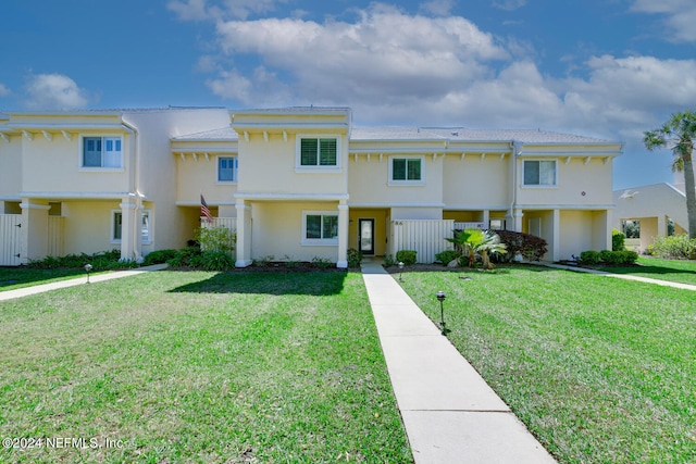 townhome / multi-family property featuring a front yard