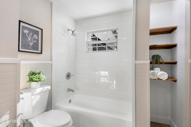 bathroom with tiled shower / bath and toilet