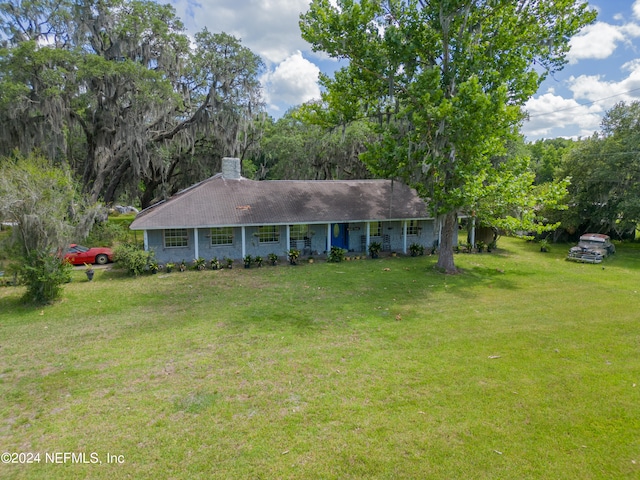 single story home with a front lawn