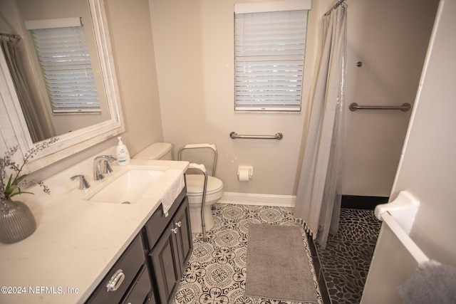 bathroom with toilet, tile patterned flooring, vanity, a shower with curtain, and baseboards