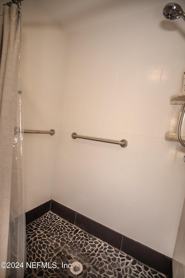 full bath featuring a tile shower