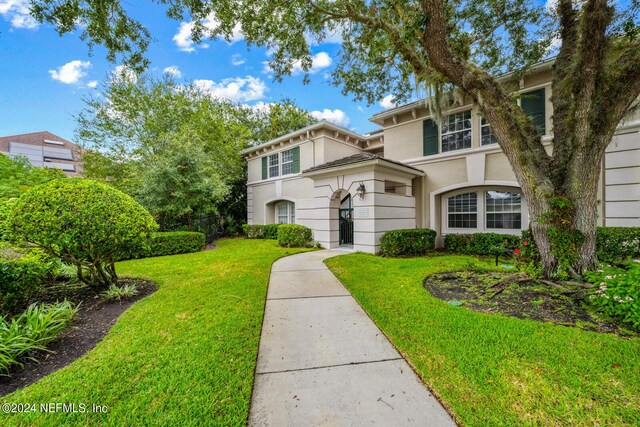 view of front of home featuring a front yard