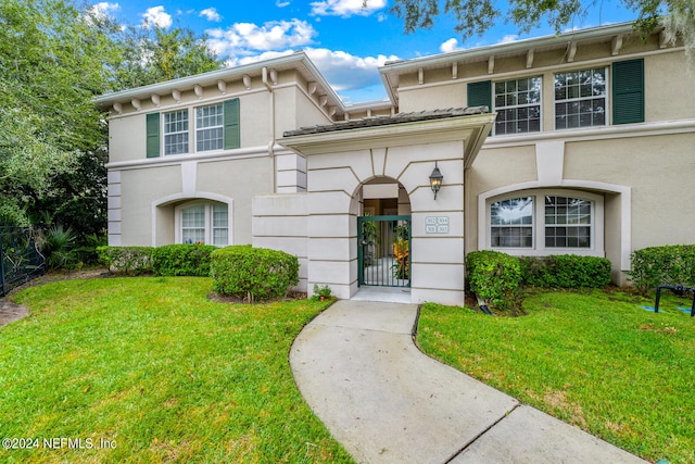 view of front of property featuring a front lawn