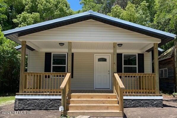 view of front of property featuring covered porch