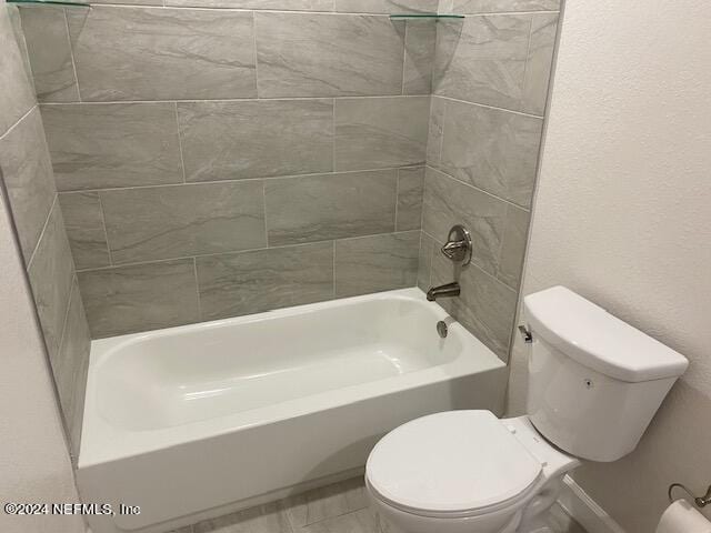 bathroom with tiled shower / bath and toilet