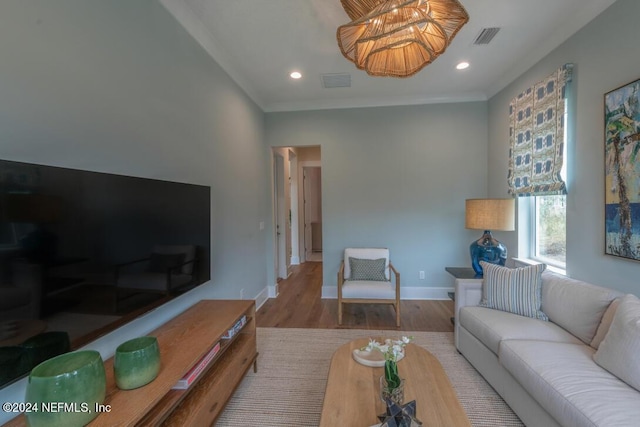 living room featuring crown molding, recessed lighting, visible vents, wood finished floors, and baseboards