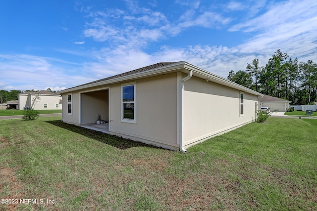 view of side of property featuring a yard