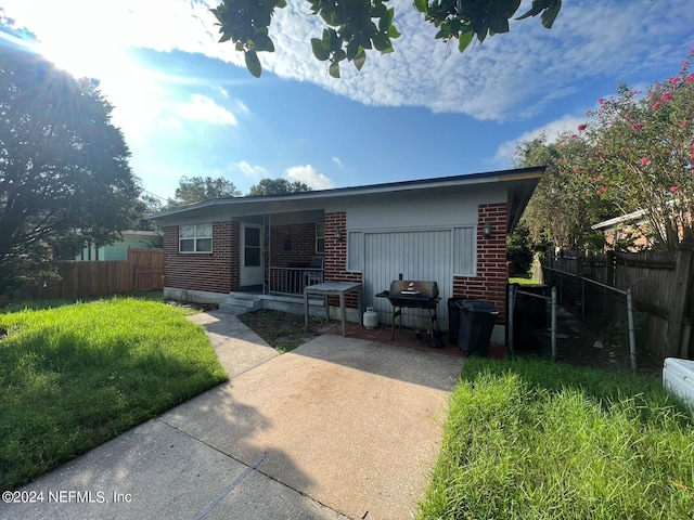 view of front of house featuring a patio and a front yard