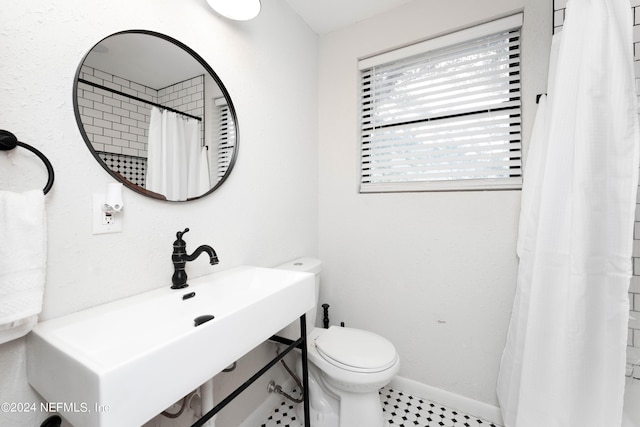 bathroom with a shower with curtain, toilet, and sink