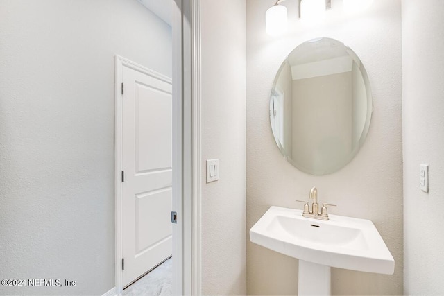 bathroom featuring sink