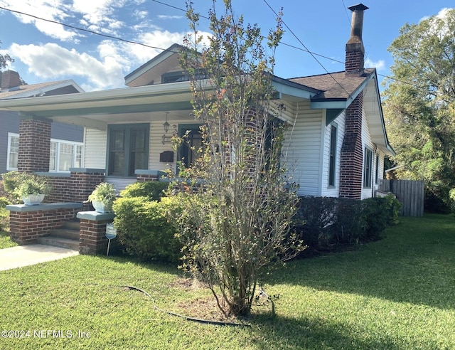 view of front of property featuring a porch and a front lawn