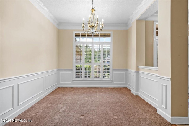 empty room with carpet, crown molding, and a notable chandelier