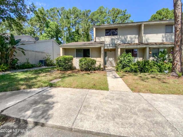 front facade featuring a front yard