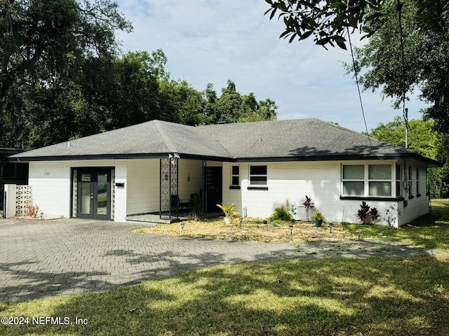 ranch-style home featuring a front yard