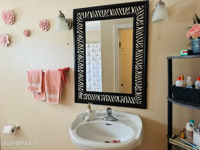 bathroom featuring sink