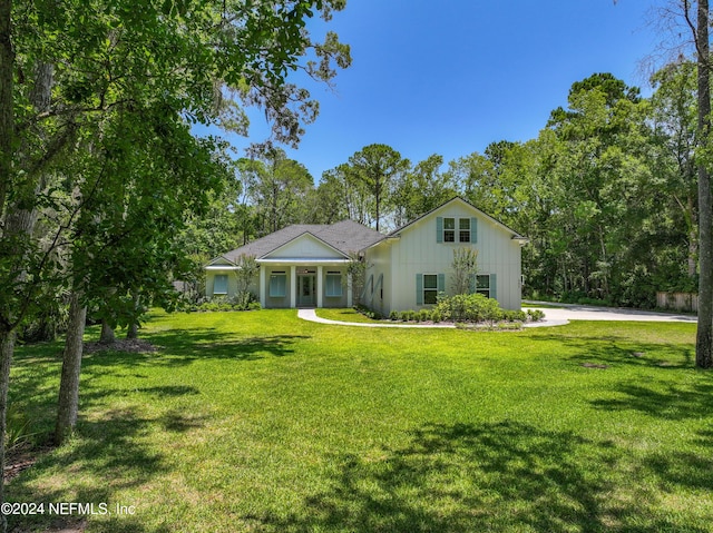 single story home featuring a front lawn