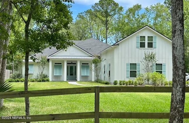 view of front of property featuring a front yard