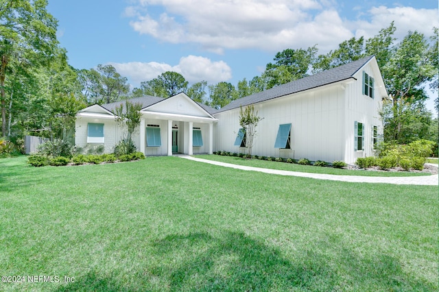 view of front facade featuring covered porch and a front lawn