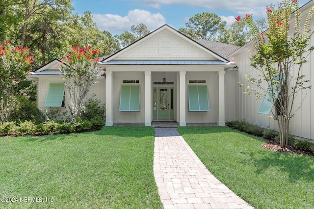 view of front of property featuring a front yard