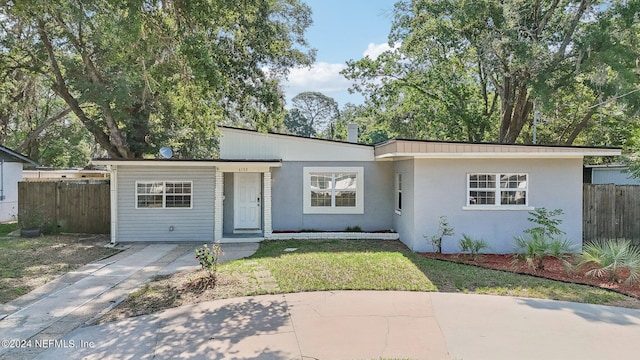 view of front of property with a front yard