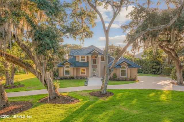 view of front facade with a front lawn