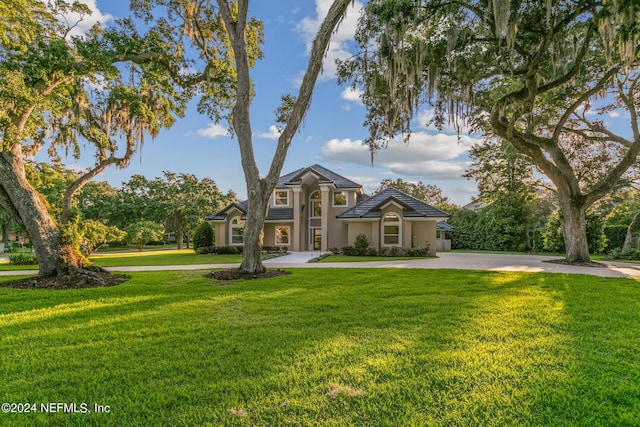 view of front facade with a front yard