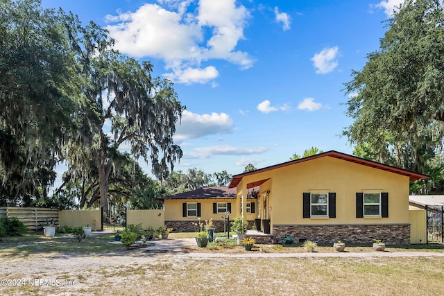 view of front of house