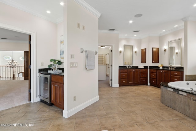 full bath with wine cooler, a garden tub, visible vents, an inviting chandelier, and ornamental molding