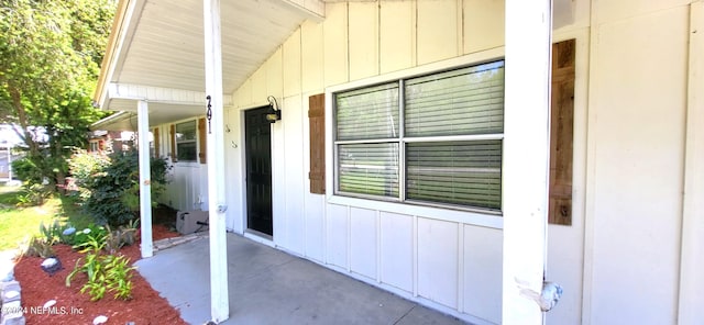 entrance to property featuring a porch