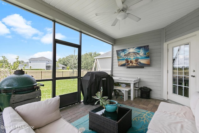 sunroom with ceiling fan