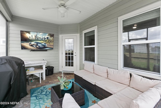 sunroom with ceiling fan