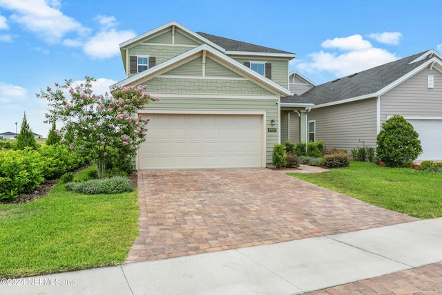 view of front of property featuring a front lawn