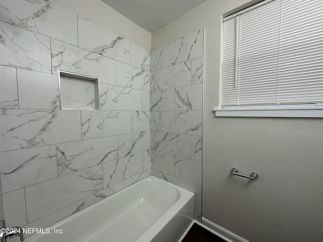 bathroom featuring tiled shower / bath