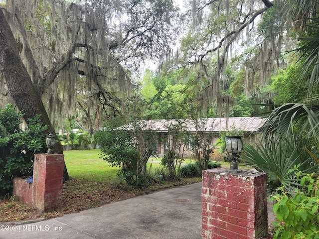 view of front of property featuring a front yard