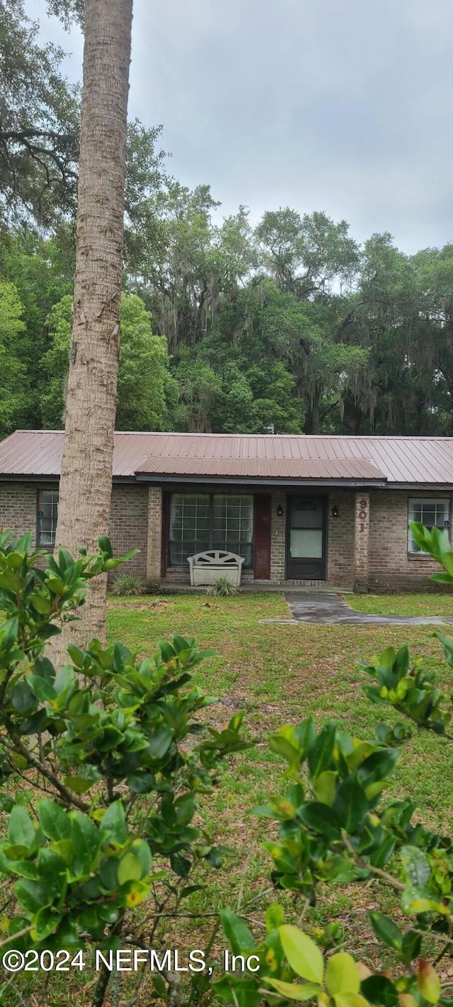 view of front of property featuring a front yard