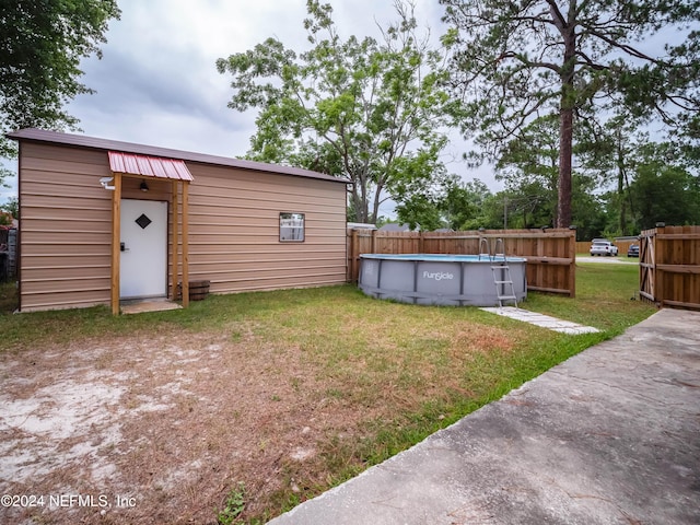 view of yard featuring an outdoor structure