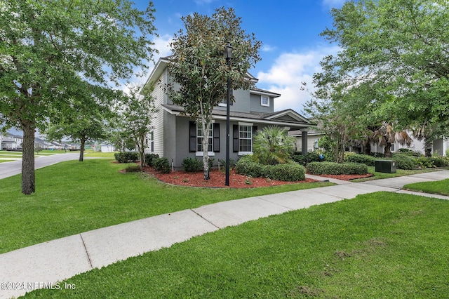 view of front of property featuring a front lawn