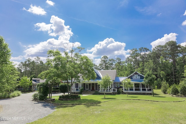 view of front of property featuring a front lawn