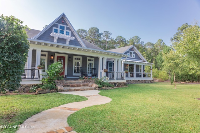 view of front facade featuring a front yard and a porch