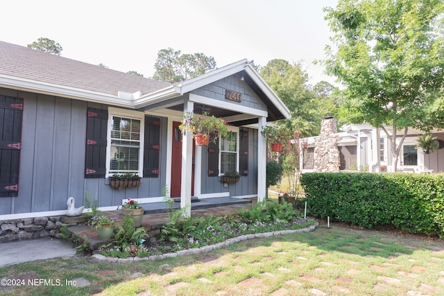 view of front of house with a front yard