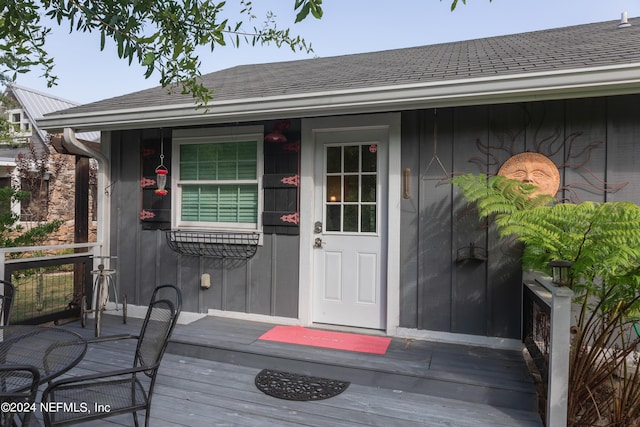 property entrance with covered porch