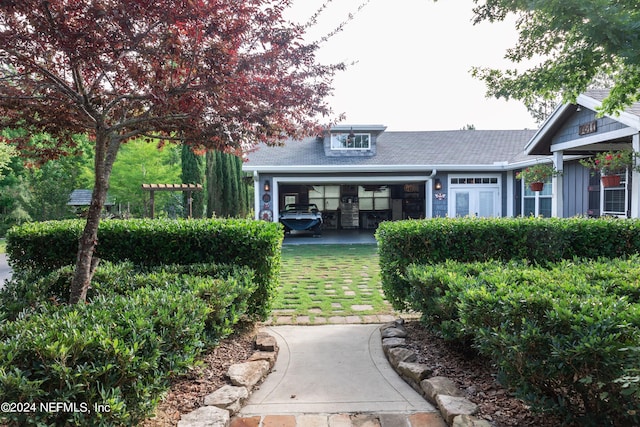 view of front of property with a front lawn