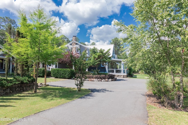 view of front of property featuring covered porch and a front lawn