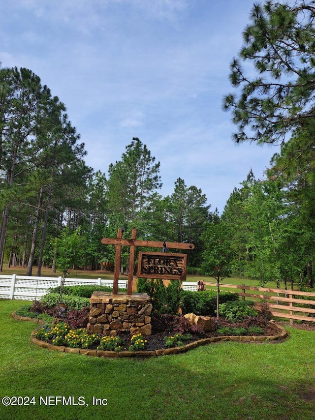 community sign featuring a lawn